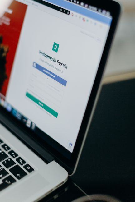 نموذج موقع احترافي على لابتوب